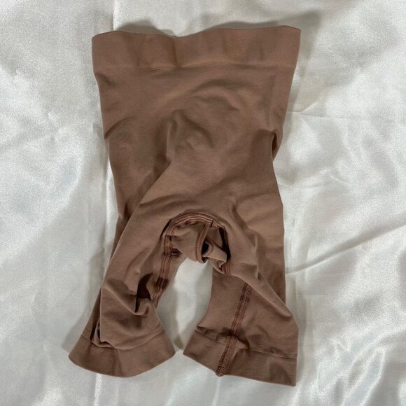SKIMS Seamless Sculpt Mid Thigh Short Jasper Sz XS MSRP $38 NWOT Shapewear - Picture 3 of 6